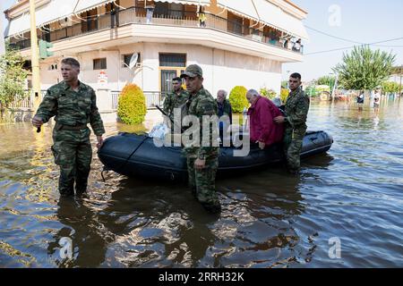 Karditsa, Griechenland. September 2023. Griechische Soldaten helfen bei der Evakuierung des überfluteten Dorfes Palamas in der Nähe der Stadt Karditsa in Mittelgriechenland. Die Zahl der Todesopfer durch Überschwemmungen, die durch sintflutartige Regenfälle in Zentralgriechenland verursacht wurden, ist weiter gestiegen. Quelle: Yorgos Karahalis/dpa/Alamy Live News Stockfoto