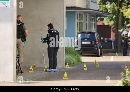 Wendlingen, Deutschland. September 2023. Polizeibeamte untersuchen an einem Tatort in Wendlingen am Neckar, wo am Freitagabend eine schwer verletzte Frau auf einer Straße gefunden wurde. Laut einem Polizeisprecher am Freitag wurde ein Verdächtiger vorläufig verhaftet. (An dpa/lsw: Frau liegt schwer verletzt auf der Straße - Verdächtiger verhaftet) Kredit: SDMG/KEF/SDMG/dpa/Alamy Live News Stockfoto