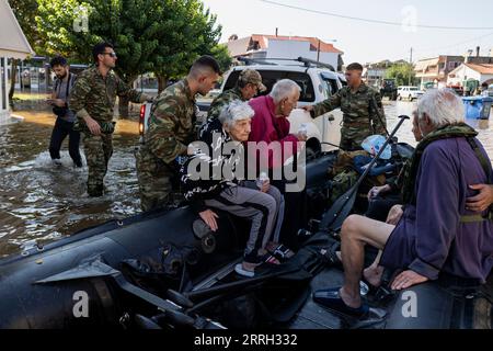 Karditsa, Griechenland. September 2023. Griechische Soldaten helfen bei der Evakuierung des überfluteten Dorfes Palamas in der Nähe der Stadt Karditsa in Mittelgriechenland. Die Zahl der Todesopfer durch Überschwemmungen, die durch sintflutartige Regenfälle in Zentralgriechenland verursacht wurden, ist weiter gestiegen. Quelle: Yorgos Karahalis/dpa/Alamy Live News Stockfoto