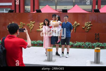 220610 -- PEKING, 10. Juni 2022 -- ein Prüfungsteilnehmer posiert für Fotos mit Familienmitgliedern außerhalb eines Prüfungsortes an der Yuyuantan High School in Peking, Hauptstadt von China, 10. Juni 2022. Die jährliche Aufnahmeprüfung für das College in Peking endete am Freitag. CHINA-BEIJING-COLLEGE AUFNAHMEPRÜFUNG - ABSCHLUSS CN CHENXYEHUA PUBLICATIONXNOTXINXCHN Stockfoto