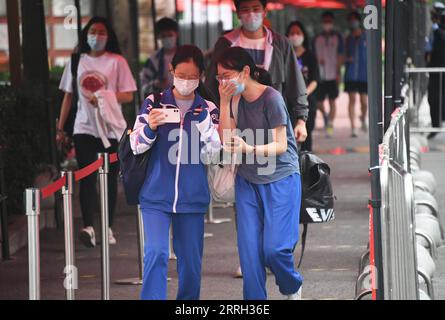 220610 -- PEKING, 10. Juni 2022 -- Prüfungsteilnehmer verlassen einen Prüfungsort an der Beijing Zhongguancun High School in Peking, Hauptstadt von China, 10. Juni 2022. Die jährliche Aufnahmeprüfung für das College in Peking endete am Freitag. CHINA-BEIJING-COLLEGE AUFNAHMEPRÜFUNG - ABSCHLUSS CN RENXCHAO PUBLICATIONXNOTXINXCHN Stockfoto