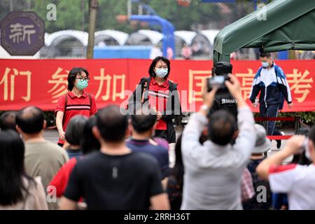 220610 -- PEKING, 10. Juni 2022 -- die Prüfungsteilnehmer verlassen einen Prüfungsort an der Experimental High School, die der Beijing Normal University in Peking, Hauptstadt von China, am 10. Juni 2022 angehört. Die jährliche Aufnahmeprüfung für das College in Peking endete am Freitag. CHINA-BEIJING-COLLEGE ENTRANCE EXAMENSABSCHLUSS CN LIXXIN PUBLICATIONXNOTXINXCHN Stockfoto