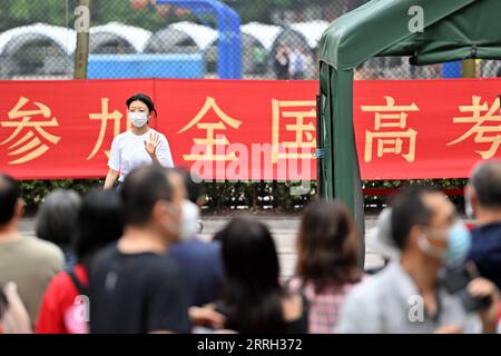 220610 -- PEKING, 10. Juni 2022 -- ein Prüfungsteilnehmer verlässt einen Prüfungsort an der Experimental High School, die an die Beijing Normal University in Peking, Hauptstadt von China, angeschlossen ist, 10. Juni 2022. Die jährliche Aufnahmeprüfung für das College in Peking endete am Freitag. CHINA-BEIJING-COLLEGE ENTRANCE EXAMENSABSCHLUSS CN LIXXIN PUBLICATIONXNOTXINXCHN Stockfoto