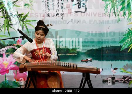 220611 -- SANTIAGO, 11. Juni 2022 -- Sofia Fuentes, die erste Preisträgerin, nimmt am 21. Chinese Bridge Chinese Proficiency Competition for Chilean College Students am 9. Juni 2022 in Vina del Mar, Chile, Teil. Der Wettbewerb fand am Donnerstag im statt. Unter dem Motto One World One Family bestand das Finale aus drei Teilen: Keynote Speech, Knowledge Quiz und Talentshow. /Handout via Xinhua CHILE-SANTIAGO-CHINESE BRIDGE-COMPETITION SantoxTomasxUniversity PUBLICATIONxNOTxINxCHN Stockfoto