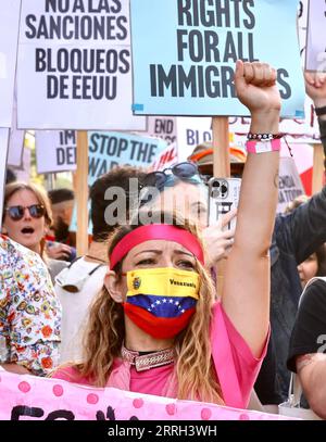 220611 -- LOS ANGELES, 11. Juni 2022 -- Menschen protestieren gegen die US-Außenpolitik in Los Angeles, USA, 10. Juni 2022. Der von den USA veranstaltete Gipfel Amerikas fand am Freitag in der Innenstadt von Los Angeles statt, inmitten von Protesten gegen den Ausschluss einiger lateinamerikanischer Länder und Menschenrechtsverletzungen unter anderem. U.S.-LOS ANGELES-PROTEST Xinhua PUBLICATIONxNOTxINxCHN Stockfoto