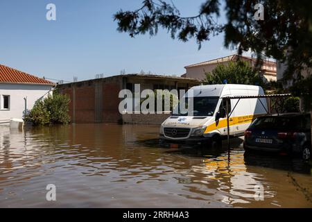 Karditsa, Griechenland. September 2023. Ein Krankenwagen steht im überfluteten Hof des Gesundheitszentrums des Dorfes Palamas in der Nähe der Stadt Karditsa in Zentralgriechenland. Die Zahl der Todesopfer durch Überschwemmungen, die durch sintflutartige Regenfälle in Zentralgriechenland verursacht wurden, ist weiter gestiegen. Quelle: Yorgos Karahalis/dpa/Alamy Live News Stockfoto
