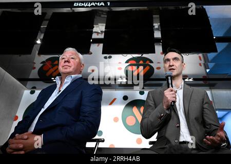 220612 -- MOSKAU, 12. Juni 2022 -- Oleg Paroev R, Generaldirektor des Vkusno - i tochka, und der russische Geschäftsmann Alexander Govor nahmen an einer Pressekonferenz Teil, bevor am 12. Juni 2022 das Fast-Food-Restaurant in einem ehemaligen McDonald's-Lokal im Zentrum Moskaus, Russland, eröffnet wurde. Der Nachfolger von McDonald s in Russland, Vkusno - i tochka, eröffnete am Sonntag, drei Monate nach dem Ende der US-Fast-Food-Kette, die erste Reihe von 15 Restaurants in Moskau und seinen Vororten. Foto von /Xinhua RUSSIA-MOSCOW-MCDONALD S NACHFOLGER-OPEN AlexanderxZemlianichenkoxJr PUBLICATIONxNOTxINxC Stockfoto