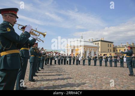 220613 -- ST. PETERSBURG, 13. Juni 2022 -- Eine Militärband tritt während einer Feier zum Russland-Tag in St. PETERSBURG auf Petersburg, Russland, 12. Juni 2022. Foto: /Xinhua RUSSIA-ST. PETERSBURG-RUSSLAND-TAG IrinaxMotina PUBLICATIONxNOTxINxCHN Stockfoto