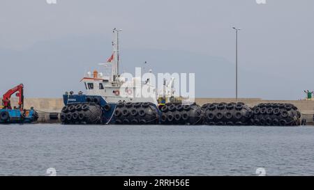 Geisterschiffe: Versorgungsschiffe mit riesigen Fender liegen im Hafen von Gythios zwischen dem Abtransport von Öl in die internationalen Gewässer. In den relativ ruhigen Gewässern im Golf von Lakonikos in Griechenland transportieren mehrere Rohöltanker Öl fragwürdigen Ursprungs. Während ein Großteil des Öls von russischen Häfen aus verschifft wird, wechselt der Ursprung des Öls in den Golf von Lakonikos, sobald es im Transferprozess vermischt wird. Einer der jungen, aber schnell wachsenden Anbieter ist die Genfer Fractal Shipping. Stockfoto