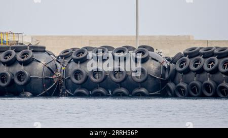 Geisterschiffe: Versorgungsschiffe mit riesigen Fender liegen im Hafen von Gythios zwischen dem Abtransport von Öl in die internationalen Gewässer. In den relativ ruhigen Gewässern im Golf von Lakonikos in Griechenland transportieren mehrere Rohöltanker Öl fragwürdigen Ursprungs. Während ein Großteil des Öls von russischen Häfen aus verschifft wird, wechselt der Ursprung des Öls in den Golf von Lakonikos, sobald es im Transferprozess vermischt wird. Einer der jungen, aber schnell wachsenden Anbieter ist die Genfer Fractal Shipping. Stockfoto