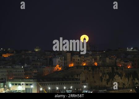 220615 -- FLORIANA, 15. Juni 2022 -- Foto aufgenommen am 14. Juni 2022 zeigt einen Supermond hinter einem Gebäude in Floriana, Malta. Foto: /Xinhua MALTA-FLORIANA-SUPERMOON JonathanxBorg PUBLICATIONxNOTxINxCHN Stockfoto