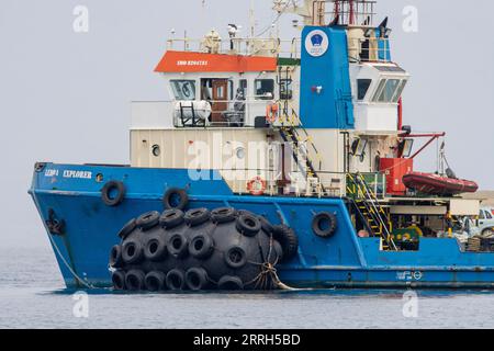 Geisterschiffe: Versorgungsschiffe mit riesigen Fender liegen im Hafen von Gythios zwischen dem Abtransport von Öl in die internationalen Gewässer. In den relativ ruhigen Gewässern im Golf von Lakonikos in Griechenland transportieren mehrere Rohöltanker Öl fragwürdigen Ursprungs. Während ein Großteil des Öls von russischen Häfen aus verschifft wird, wechselt der Ursprung des Öls in den Golf von Lakonikos, sobald es im Transferprozess vermischt wird. Einer der jungen, aber schnell wachsenden Anbieter ist die Genfer Fractal Shipping. Stockfoto