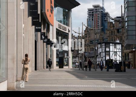 220615 -- MANCHESTER, 15. Juni 2022 -- People Walk in Central Manchester, Großbritannien, 14. Juni 2022. UM MIT Großbritanniens Job Vakancy Crisis könnte dauern 3-5 Jahre: Expert Photo by /Xinhua BRITAIN-MANCHESTER-JOB VAKANCY CRISIS JonxSuper PUBLICATIONxNOTxINxCHN Stockfoto