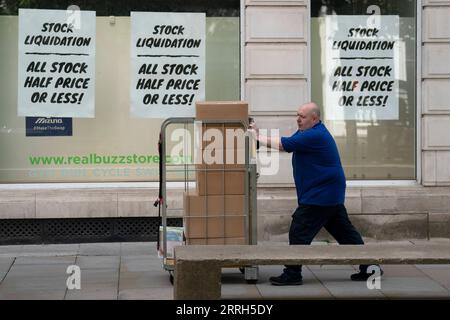 220615 -- MANCHESTER, 15. Juni 2022 -- Ein Mann geht an einem geschlossenen Laden in Manchester, Großbritannien, 14. Juni 2022 vorbei. UM MIT Großbritanniens Job Vakancy Crisis könnte dauern 3-5 Jahre: Expert Photo by /Xinhua BRITAIN-MANCHESTER-JOB VAKANCY CRISIS JonxSuper PUBLICATIONxNOTxINxCHN Stockfoto