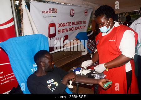 220615 -- KAMPALA, 15. Juni 2022 -- Ein Mitarbeiter der Blutbank bereitet einen Spender für die Blutspende während des World Blood Donor Day in Kampala, Uganda, am 14. Juni 2022 vor. Foto von /Xinhua UGANDA-KAMPALA-WELT BLUTSPENDERTAG NicholasxKajoba PUBLICATIONxNOTxINxCHN Stockfoto