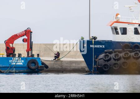 Geisterschiffe: Versorgungsschiffe mit riesigen Fender liegen im Hafen von Gythios zwischen dem Abtransport von Öl in die internationalen Gewässer. In den relativ ruhigen Gewässern im Golf von Lakonikos in Griechenland transportieren mehrere Rohöltanker Öl fragwürdigen Ursprungs. Während ein Großteil des Öls von russischen Häfen aus verschifft wird, wechselt der Ursprung des Öls in den Golf von Lakonikos, sobald es im Transferprozess vermischt wird. Einer der jungen, aber schnell wachsenden Anbieter ist die Genfer Fractal Shipping. Stockfoto