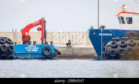 Geisterschiffe: Versorgungsschiffe mit riesigen Fender liegen im Hafen von Gythios zwischen dem Abtransport von Öl in die internationalen Gewässer. In den relativ ruhigen Gewässern im Golf von Lakonikos in Griechenland transportieren mehrere Rohöltanker Öl fragwürdigen Ursprungs. Während ein Großteil des Öls von russischen Häfen aus verschifft wird, wechselt der Ursprung des Öls in den Golf von Lakonikos, sobald es im Transferprozess vermischt wird. Einer der jungen, aber schnell wachsenden Anbieter ist die Genfer Fractal Shipping. Stockfoto