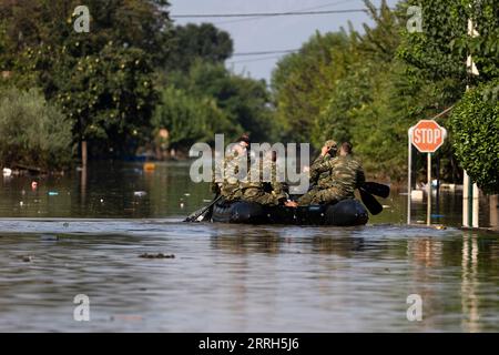 Karditsa, Griechenland. September 2023. Griechische Soldaten, die bei der Evakuierung des überfluteten Dorfes Palamas in der Nähe der Stadt Karditsa in Zentralgriechenland helfen, reisen in einem Schlauchboot. Die Zahl der Todesopfer durch Überschwemmungen in Zentralgriechenland, die durch sintflutartige Regenfälle verursacht wurden, ist weiter gestiegen. Quelle: Yorgos Karahalis/dpa/Alamy Live News Stockfoto