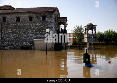 Karditsa, Griechenland. September 2023. Ein Mann steht vor einer Kirche im überfluteten Dorf Palamas, in der Nähe der Stadt Karditsa, Zentralgriechenland. Die Zahl der Todesopfer durch Überschwemmungen, die durch sintflutartige Regenfälle in Zentralgriechenland verursacht wurden, ist weiter gestiegen. Quelle: Yorgos Karahalis/dpa/Alamy Live News Stockfoto