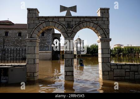 Karditsa, Griechenland. September 2023. Ein Mann steht vor einer Kirche im überfluteten Dorf Palamas, in der Nähe der Stadt Karditsa, Zentralgriechenland. Die Zahl der Todesopfer durch Überschwemmungen, die durch sintflutartige Regenfälle in Zentralgriechenland verursacht wurden, ist weiter gestiegen. Quelle: Yorgos Karahalis/dpa/Alamy Live News Stockfoto