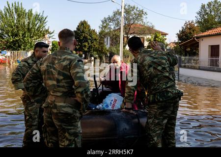Karditsa, Griechenland. September 2023. Griechische Soldaten helfen bei der Evakuierung des überfluteten Dorfes Palamas in der Nähe der Stadt Karditsa in Mittelgriechenland. Die Zahl der Todesopfer durch Überschwemmungen, die durch sintflutartige Regenfälle in Zentralgriechenland verursacht wurden, ist weiter gestiegen. Quelle: Yorgos Karahalis/dpa/Alamy Live News Stockfoto