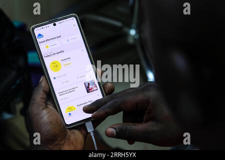 220615 -- KAMPALA, 15. Juni 2022 -- Ein Hardwareentwickler zeigt die AirQo-App auf einem Telefon innerhalb des AirQo-Workshops an der Makerere University in Kampala, Uganda, am 31. Mai 2022. ZUSAMMEN MIT ugandischen Wissenschaftlern ein kostengünstiges Luftqualitätsüberwachungssystem aufbauen Foto: Hajarah Nalwadda/Xinhua UGANDAN-KAMPALA-LOW-COST-AIR-MONITORING-SYSTEM ZhangxGaiping PUBLICATIONxNOTxINxCHN Stockfoto