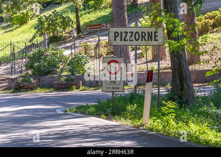 Das Straßenschild weist auf die Ankunft in Pizzorne, Lucca, Italien hin Stockfoto
