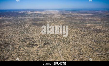 220617 -- YINCHUAN, 17. Juni 2022 -- Luftaufnahme aufgenommen am 16. Juni 2022 zeigt einen Blick auf das Baijitan National Ecological Reserve von Lingwu, nordwestchinesische Ningxia Hui Autonomous Region. Dank dreier Generationen engagierter Anstrengungen zur Sandkontrolle wurde eine 42 000 Hektar große Oase im Baijitan National Ecological Reserve von Lingwu am südwestlichen Rand der riesigen Maowusu-Wüste geschaffen. Die Oase ist inzwischen zu einer wichtigen Schutzbarriere für das ökologische System im Nordwesten Chinas geworden. Um die Wüste effektiv zu kontrollieren, haben sich die Einheimischen der Entwicklung profitabler Produkte verschrieben Stockfoto