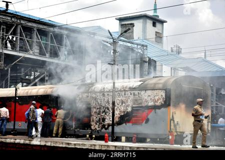 220617 -- SECUNDERABAD, 17. Juni 2022 -- Feuerwehrmänner versuchen, die Flamme am Secunderabad Bahnhof im südlichen Bundesstaat Telangana, Indien, am 17. Juni 2022 zu übergießen. Mindestens eine Person wurde getötet und 12 wurden am Freitag in Indien verletzt, nachdem die Polizei angeblich auf Demonstranten gegen das neue Rekrutierungsprogramm der Regierung für Streitkräfte gefeuert hatte, sagten Beamte. Die Tötung erfolgte unter Gewalttaten und Brandstiftung am Bahnhof Secunderabad im Südstaat Telangana. Tote: 1 Tote in Indien bei Gewalt gegen die Regierungspolitik Str/Xinhua INDIA-SECUNDERABAD-RAILWAY STATION-VIOLENCE Stockfoto