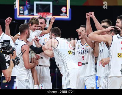 Manila, Philippinen. September 2023. Serbiens Spieler feiern den Sieg im Halbfinale zwischen Serbien und Kanada beim FIBA-Weltcup 2023 in Manila, Philippinen, 8. September 2023. Quelle: Wu Zhuang/Xinhua/Alamy Live News Stockfoto