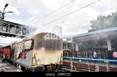 220617 -- SECUNDERABAD, 17. Juni 2022 -- Foto aufgenommen am 17. Juni 2022 zeigt ein beschädigtes Auto eines Zuges am Bahnhof Secunderabad im südlichen Bundesstaat Telangana, Indien. Mindestens eine Person wurde getötet und 12 wurden am Freitag in Indien verletzt, nachdem die Polizei angeblich auf Demonstranten gegen das neue Rekrutierungsprogramm der Regierung für Streitkräfte gefeuert hatte, sagten Beamte. Die Tötung erfolgte unter Gewalttaten und Brandstiftung am Bahnhof Secunderabad im Südstaat Telangana. Tote MIT Roundup: 1 Tote in Indien bei Gewalt gegen die Regierungspolitik Str/Xinhua INDIA-SECUNDERABAD-RAILWAY STA Stockfoto