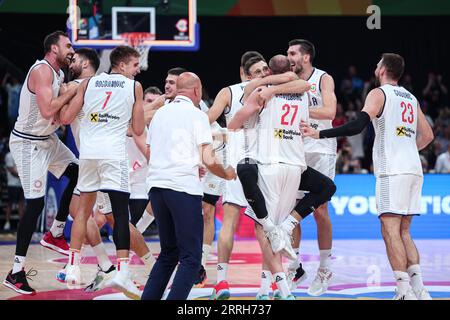 Manila, Philippinen. September 2023. Serbiens Spieler feiern den Sieg im Halbfinale zwischen Serbien und Kanada beim FIBA-Weltcup 2023 in Manila, Philippinen, 8. September 2023. Quelle: Wu Zhuang/Xinhua/Alamy Live News Stockfoto