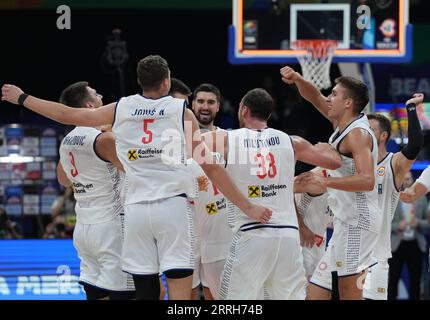 Manila, Philippinen. September 2023. Serbiens Spieler feiern den Sieg im Halbfinale zwischen Serbien und Kanada beim FIBA-Weltcup 2023 in Manila, Philippinen, 8. September 2023. Quelle: Meng Yongmin/Xinhua/Alamy Live News Stockfoto