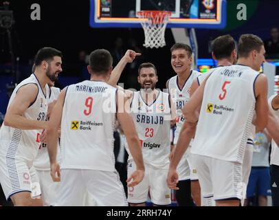 Manila, Philippinen. September 2023. Serbiens Spieler feiern den Sieg im Halbfinale zwischen Serbien und Kanada beim FIBA-Weltcup 2023 in Manila, Philippinen, 8. September 2023. Quelle: Meng Yongmin/Xinhua/Alamy Live News Stockfoto