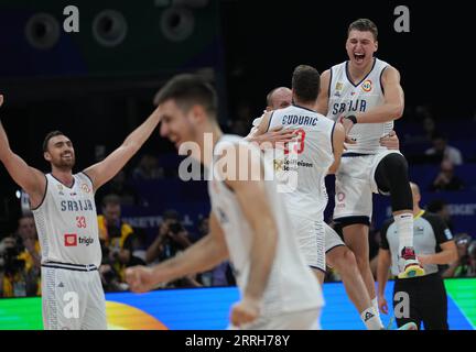 Manila, Philippinen. September 2023. Serbiens Spieler feiern den Sieg im Halbfinale zwischen Serbien und Kanada beim FIBA-Weltcup 2023 in Manila, Philippinen, 8. September 2023. Quelle: Meng Yongmin/Xinhua/Alamy Live News Stockfoto