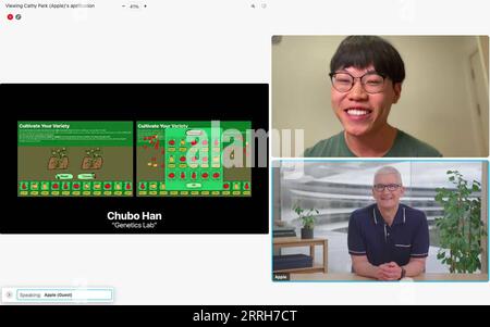 220618 -- SAN FRANCISCO, 18. Juni 2022 -- Screenshot zeigt den chinesischen Studenten Han Chubo Up, R, der seine Gedanken über sein Projekt namens Genetics Lab, eine App, mit der Benutzer Pflanzen anbauen und sie virtuell kreuzen können, während eines virtuellen Meetups mit Apple CEO Tim Cook am 5. Juni 2022 teilt. Es ist ein wunderbares Gefühl, dass meine Ideen wertvoll sind, und durch das Programmieren kann ich sie mit der Welt teilen, sagte Han Chubo, ein chinesischer Student, der Apples Worldwide Developers Conference 2022 WWDC22 Swift Student Challenge gewonnen hat. ZUM Feature: Chinesischer Student gewinnt Apple Swift Challenge mit Leidenschaft A Stockfoto