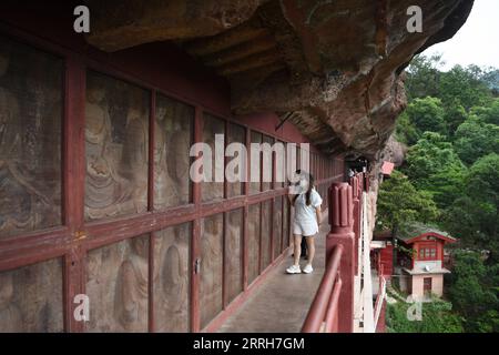 220618 -- TIANSHUI, 18. Juni 2022 -- Touristen besuchen die Maijishan Grotten in der Stadt Tianshui, nordwestchinesische Provinz Gansu, 9. Juni 2022. Die über 1.600 Jahre alten Maijishan-Grotten sind in den Höhlen eines isolierten Berggipfels an der alten Seidenstraße in der Stadt Tianshui gehauen. CHINA-GANSU-MAIJISHAN GROTTEN CN ChenxBin PUBLICATIONxNOTxINxCHN Stockfoto