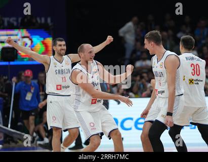 Manila, Philippinen. September 2023. Serbiens Spieler feiern den Sieg im Halbfinale zwischen Serbien und Kanada beim FIBA-Weltcup 2023 in Manila, Philippinen, 8. September 2023. Quelle: Meng Yongmin/Xinhua/Alamy Live News Stockfoto