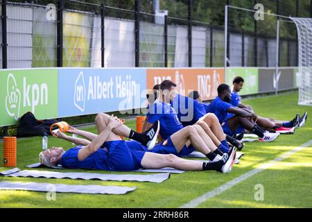 ZEIST - 08/09/2023, ZEIST - Stefan de Vrij, Wout Weghorst während einer Trainingsveranstaltung der niederländischen Nationalmannschaft auf dem KNVB Campus am 8. September 2023 in Zeist, Niederlande. Die niederländische Nationalmannschaft bereitet sich auf das Qualifikationsspiel der Europameisterschaft gegen Irland vor. ANP OLAF KRAAK Stockfoto