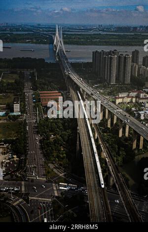 220620 -- WUHAN, 20. Juni 2022 -- Luftbild zeigt einen Hochgeschwindigkeitszug, der auf dem Abschnitt Peking-Wuhan der Peking-Guangzhou Hochgeschwindigkeitsbahn in Wuhan, der zentralchinesischen Provinz Hubei, fährt, 20. Juni 2022. Eine Hochgeschwindigkeitsbahn, die Peking mit Wuhan, der Hauptstadt der zentralchinesischen Provinz Hubei, verbindet, nimmt am Montag mit einer Geschwindigkeit von 350 km/h den normalen Betrieb auf, sagte die China State Railway Group Co., Ltd Mit einer Erhöhung der Zuggeschwindigkeit von 310 km/h auf 350 km/h wird die Gesamtkapazität des Abschnitts voraussichtlich um 7 Prozent steigen, und die kürzeste Strecke zwischen Peking und Wuhan hat b Stockfoto