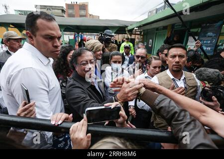 220620 -- BOGOTA, 20. Juni 2022 -- Gustavo Petro 2nd L Front, Präsidentschaftskandidat des linken Historischen Pakts für Kolumbien, gibt den Anhängern in einer Wahlstation in Bogota, Kolumbien, am 19. Juni 2022 die Hand. Gustavo Petro wurde am Sonntag zum Präsidenten Kolumbiens gewählt, nachdem er den unabhängigen Kandidaten Rodolfo Hernandez in der zweiten Wahlrunde in einem sehr engen Rennen besiegt hatte, berichtete das staatliche nationale Zivilregister. Foto: /Xinhua KOLUMBIEN-BOGOTA-PRÄSIDENTSCHAFTSWAHL JhonxHeaverxPaz PUBLICATIONxNOTxINxCHN Stockfoto