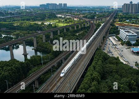 220620 -- WUHAN, 20. Juni 2022 -- Luftbild zeigt einen Hochgeschwindigkeitszug, der auf dem Abschnitt Peking-Wuhan der Peking-Guangzhou Hochgeschwindigkeitsbahn in Wuhan, der zentralchinesischen Provinz Hubei, fährt, 20. Juni 2022. Eine Hochgeschwindigkeitsbahn, die Peking mit Wuhan, der Hauptstadt der zentralchinesischen Provinz Hubei, verbindet, nimmt am Montag mit einer Geschwindigkeit von 350 km/h den normalen Betrieb auf, sagte die China State Railway Group Co., Ltd Mit einer Erhöhung der Zuggeschwindigkeit von 310 km/h auf 350 km/h wird die Gesamtkapazität des Abschnitts voraussichtlich um 7 Prozent steigen, und die kürzeste Strecke zwischen Peking und Wuhan hat b Stockfoto