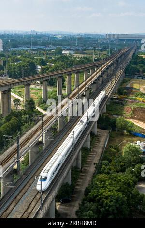 220620 -- WUHAN, 20. Juni 2022 -- Luftbild zeigt einen Hochgeschwindigkeitszug, der auf dem Abschnitt Peking-Wuhan der Peking-Guangzhou Hochgeschwindigkeitsbahn in Wuhan, der zentralchinesischen Provinz Hubei, fährt, 20. Juni 2022. Eine Hochgeschwindigkeitsbahn, die Peking mit Wuhan, der Hauptstadt der zentralchinesischen Provinz Hubei, verbindet, nimmt am Montag mit einer Geschwindigkeit von 350 km/h den normalen Betrieb auf, sagte die China State Railway Group Co., Ltd Mit einer Erhöhung der Zuggeschwindigkeit von 310 km/h auf 350 km/h wird die Gesamtkapazität des Abschnitts voraussichtlich um 7 Prozent steigen, und die kürzeste Strecke zwischen Peking und Wuhan hat b Stockfoto