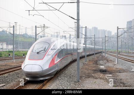 220620 -- CHONGQING, 20. Juni 2022 -- der Zug G52 fährt am 20. Juni 2022 vom Nordbahnhof Chongqing in der südwestchinesischen Gemeinde Chongqing ab. Mit einer Gesamtlänge von 1.068 km nahm die Zhengzhou-Chongqing High-Speed Railway am Montag ihren Betrieb auf. Durch die Linie kann die Reisezeit von Chongqing nach Zhengzhou von etwa 8 Stunden auf 4 Stunden 23 Minuten bei Höchstgeschwindigkeit verkürzt werden, während die kürzeste Zeit von Chongqing nach Peking von mehr als 20 Stunden auf weniger als 7 Stunden verkürzt wird. CHINA-CHONGQING-ZHENGZHOU-RAILWAY-FULL OPERATION CN TANGXYI PUBLICATIONXNOTXINXCHN Stockfoto