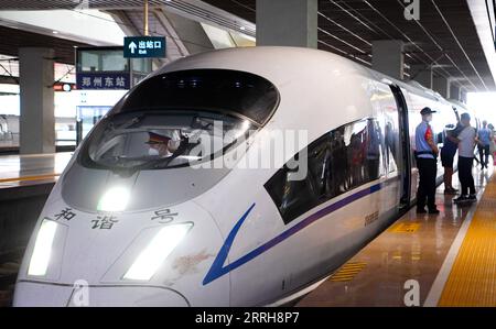 220620 -- ZHENGZHOU, 20. Juni 2022 -- der Zug G3401 soll am 20. Juni 2022 vom Bahnhof Zhengzhou East in Zhengzhou, der zentralchinesischen Provinz Henan, abfahren. Mit einer Gesamtlänge von 1.068 km nahm die Zhengzhou-Chongqing High-Speed Railway am Montag ihren Betrieb auf. Durch die Linie kann die Reisezeit von Chongqing nach Zhengzhou von etwa 8 Stunden auf 4 Stunden 23 Minuten bei Höchstgeschwindigkeit verkürzt werden, während die kürzeste Zeit von Chongqing nach Peking von mehr als 20 Stunden auf weniger als 7 Stunden verkürzt wird. CHINA-CHONGQING-ZHENGZHOU-RAILWAY-FULL OPERATION CN HAOXYUAN PUBLICATIONXNOT Stockfoto