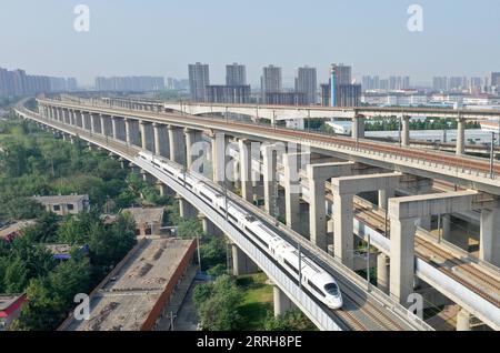 220620 -- ZHENGZHOU, 20. Juni 2022 -- Luftbild zeigt die Abfahrt des Zuges G3401 vom Bahnhof Zhengzhou East in Zhengzhou, Provinz Henan in Zentralchina, 20. Juni 2022. Mit einer Gesamtlänge von 1.068 km nahm die Zhengzhou-Chongqing High-Speed Railway am Montag ihren Betrieb auf. Durch die Linie kann die Reisezeit von Chongqing nach Zhengzhou von etwa 8 Stunden auf 4 Stunden 23 Minuten bei Höchstgeschwindigkeit verkürzt werden, während die kürzeste Zeit von Chongqing nach Peking von mehr als 20 Stunden auf weniger als 7 Stunden verkürzt wird. CHINA-CHONGQING-ZHENGZHOU-RAILWAY-FULL OPERATION CN LIXJIANAN PUBLICATIO Stockfoto