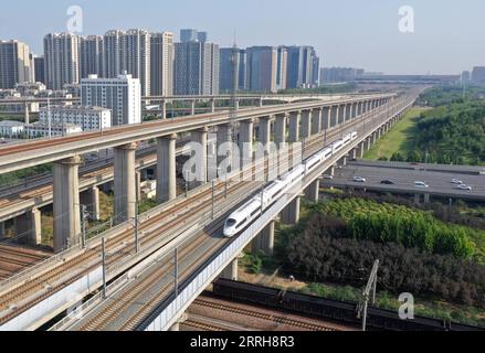 220620 -- ZHENGZHOU, 20. Juni 2022 -- Luftbild zeigt die Abfahrt des Zuges G3401 vom Bahnhof Zhengzhou East in Zhengzhou, Provinz Henan in Zentralchina, 20. Juni 2022. Mit einer Gesamtlänge von 1.068 km nahm die Zhengzhou-Chongqing High-Speed Railway am Montag ihren Betrieb auf. Durch die Linie kann die Reisezeit von Chongqing nach Zhengzhou von etwa 8 Stunden auf 4 Stunden 23 Minuten bei Höchstgeschwindigkeit verkürzt werden, während die kürzeste Zeit von Chongqing nach Peking von mehr als 20 Stunden auf weniger als 7 Stunden verkürzt wird. CHINA-CHONGQING-ZHENGZHOU-RAILWAY-FULL OPERATION CN LIXJIANAN PUBLICATIO Stockfoto