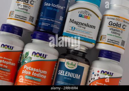 Vitamine, Mineralien und Mikronährstoffe aus iHerb. Viele verschiedene Gläser. Biologisch aktive Lebensmittelzusatzstoffe. Nahrungsergänzungsmittel online kaufen. Arzneimittel für die Gesundheit. Kiew, Ukraine – 13. Juli 2023. Stockfoto