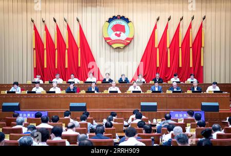 220620 -- PEKING, 20. Juni 2022 -- Wang Yang, Mitglied des Ständigen Ausschusses des Politischen Büros des Zentralkomitees der Kommunistischen Partei Chinas und Vorsitzender der Politischen Konsultativkonferenz des chinesischen Volkes, CPPCC National Committee, nimmt an der Eröffnungssitzung der 22. Sitzung des Ständigen Ausschusses des 13. CPPCC-Nationalkomitees in Peking, der Hauptstadt Chinas, am 20. Juni 2022 Teil. Der Ständige Ausschuss des CPPCC-Nationalkomitees berief am Montag eine Sitzung ein, um über eine qualitativ hochwertige, umweltfreundliche und kohlenstoffarme Entwicklung zu diskutieren. CHINA-BEIJING-WANG YANG-MEETING CN LIXTAO Stockfoto