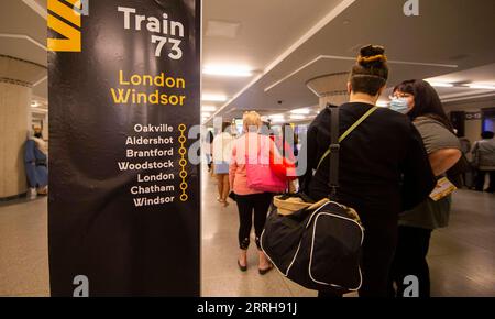 220620 -- TORONTO, 20. Juni 2022 -- die Leute stehen am 20. Juni 2022 an der Union Station in Toronto, Ontario, Kanada, an. Die kanadische Bundesregierung begann mit der Aussetzung der Impfvorschriften gegen COVID-19 für Inlands- und Auslandsreisen, staatlich regulierte Verkehrssektoren und Mitarbeiter der Bundesregierung ab dem 20. Juni. Foto von /Xinhua CANADA-COVID-19-VACCINE MANDAT FÜR REISE-SUSPENSION ZouxZheng PUBLICATIONxNOTxINxCHN Stockfoto